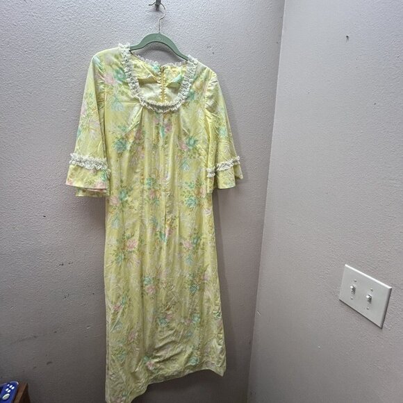 VTG 70s House Coat Hawaii Dress Long Flutter Sleeve Floral Lace Trim Maxi SZ M - Picture 1 of 16